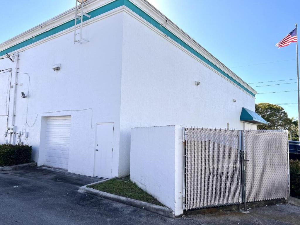 324 S Powerline Road Property Photo 8