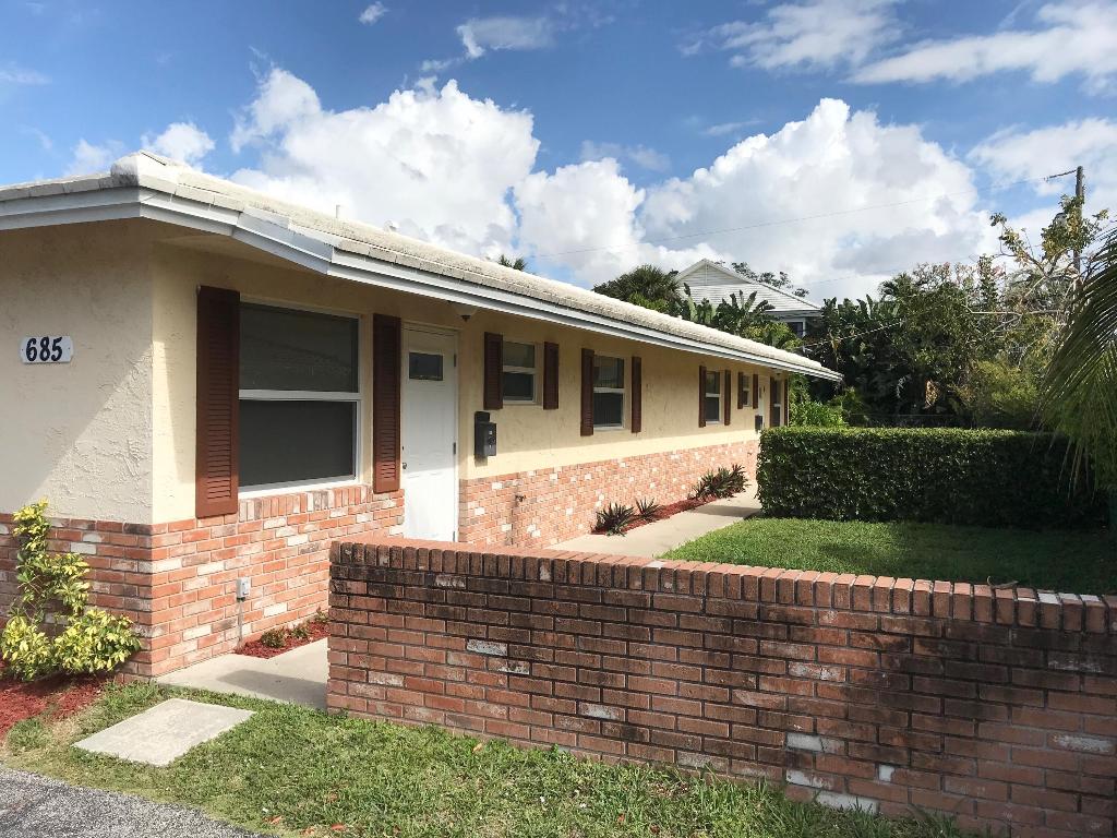 685 Glouchester Street S Property Photo 1