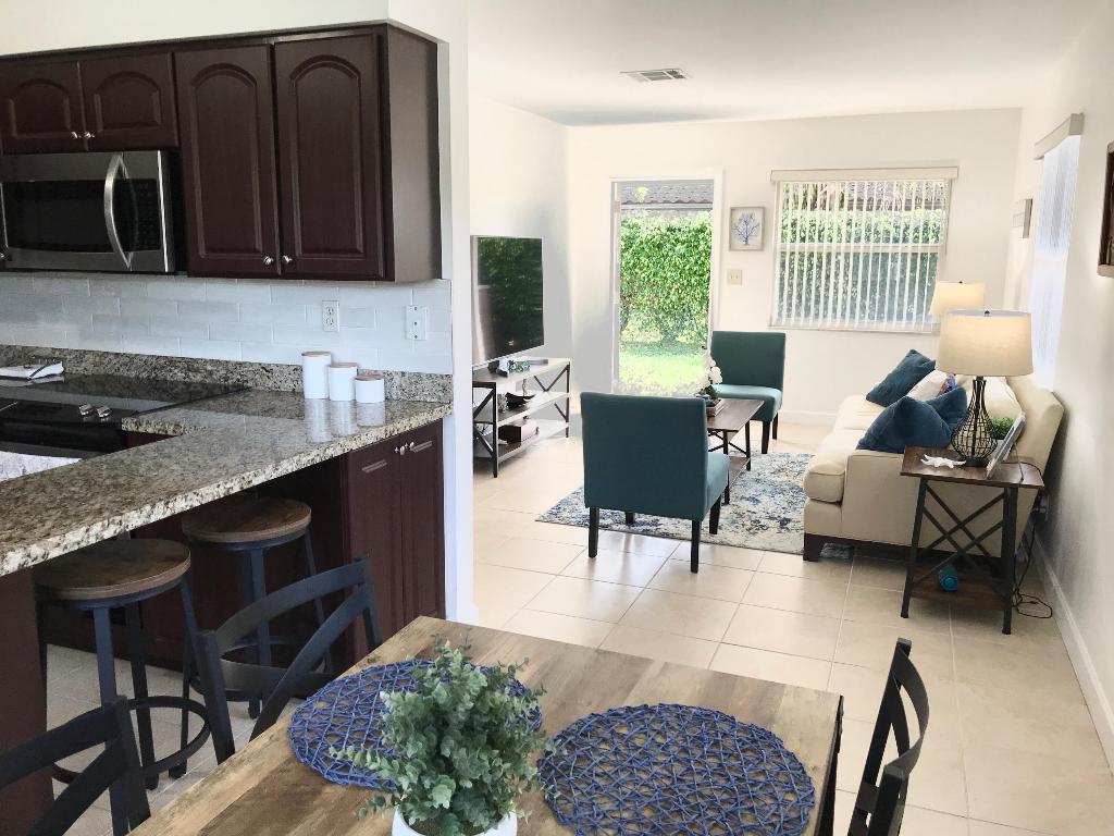 685 Glouchester Street S Property Photo 2