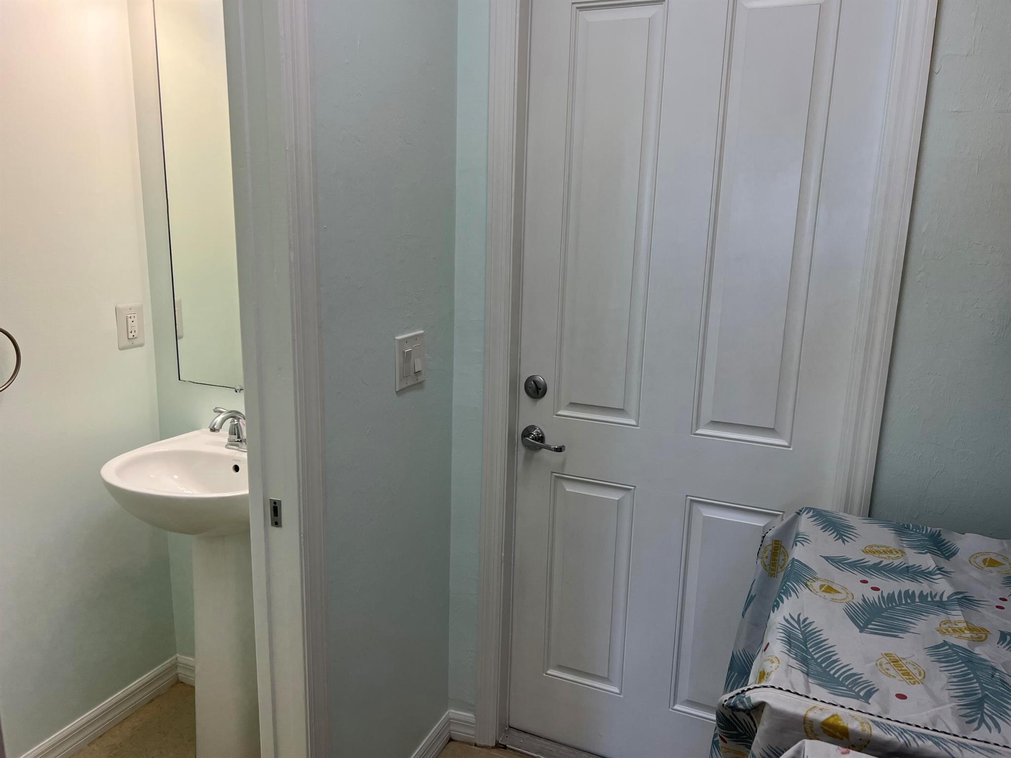 3228 S Caroline Drive Property Photo 6