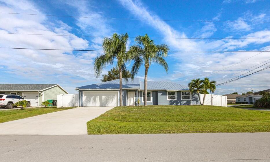 967 Sw Aviation Avenue Property Photo 2
