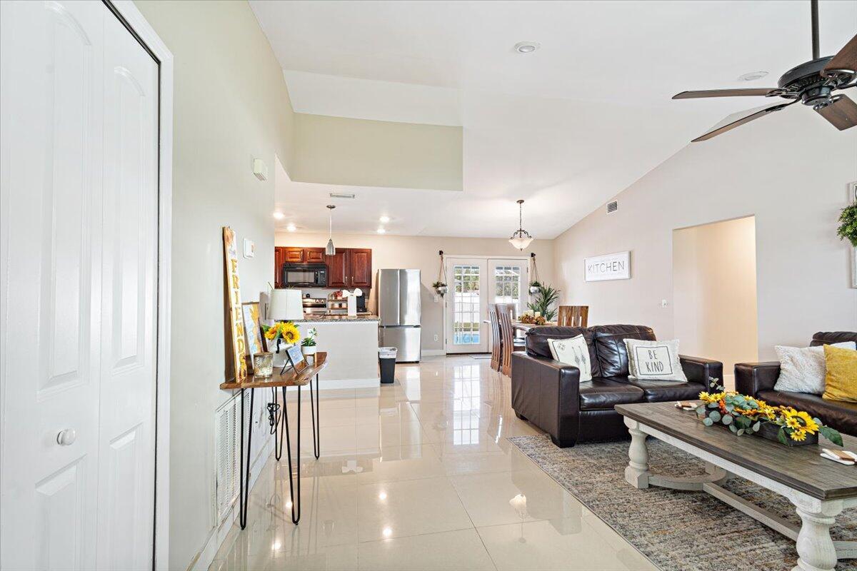 967 Sw Aviation Avenue Property Photo 8