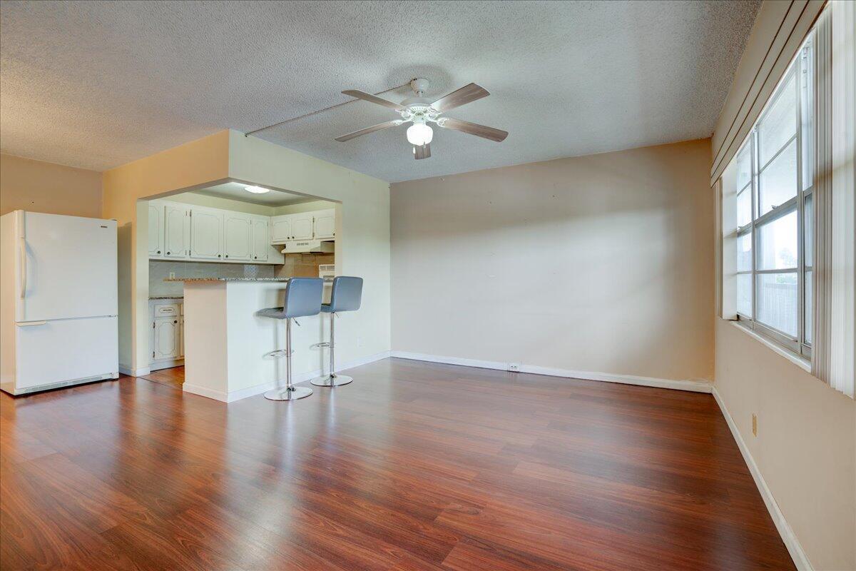 250 Southampton C Property Photo 5