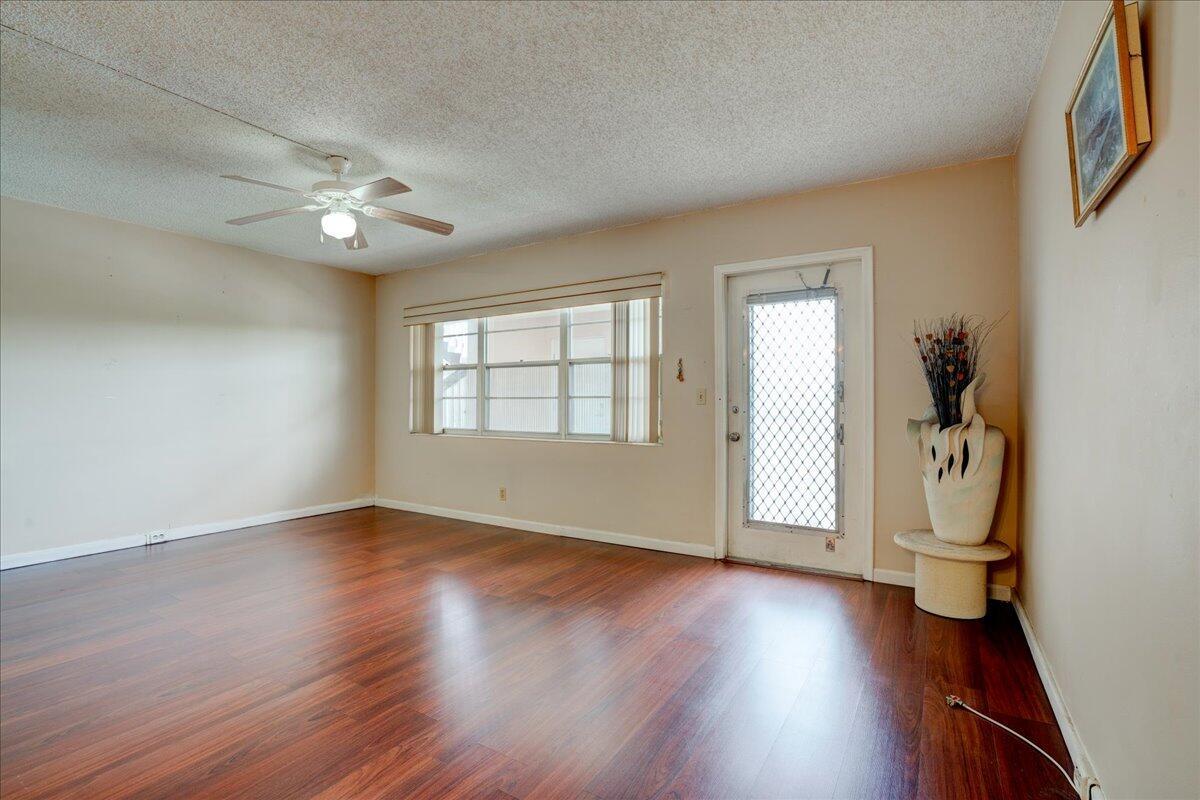 250 Southampton C Property Photo 7