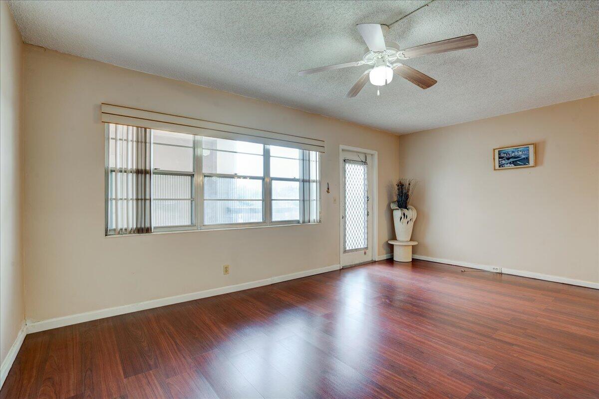 250 Southampton C Property Photo 8