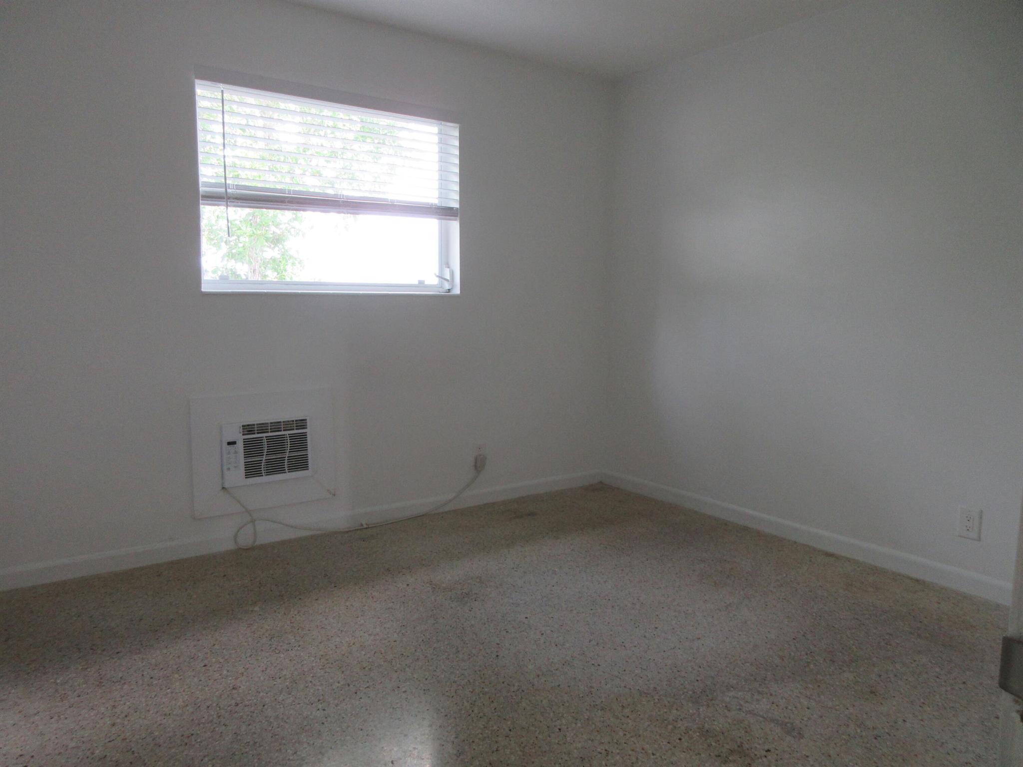 1118 N H Street Property Photo 8