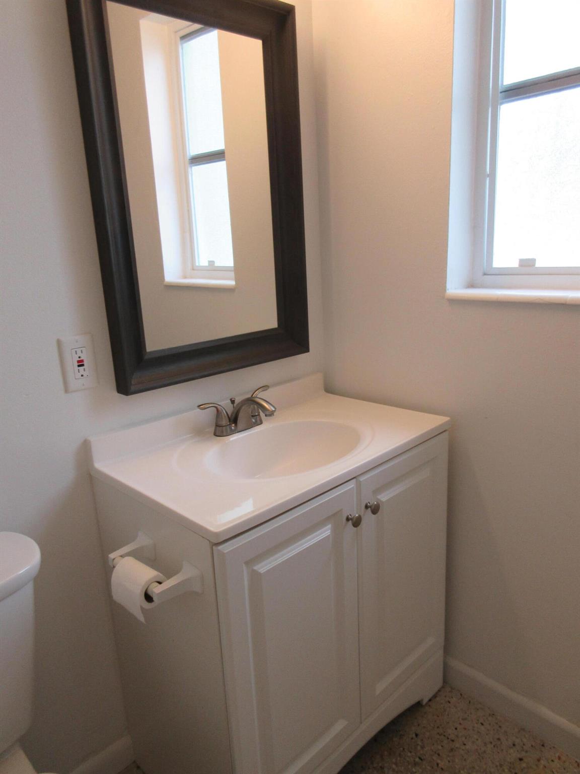 1118 N H Street Property Photo 11