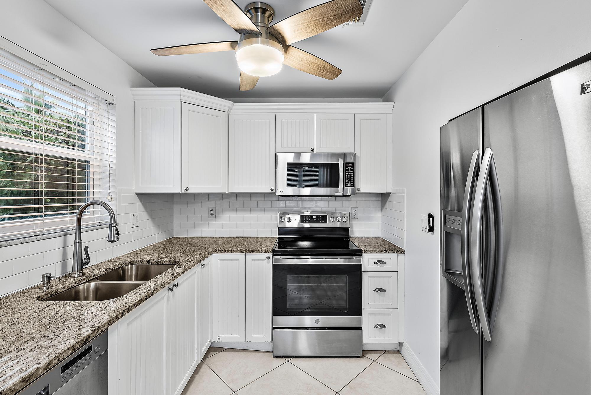 2507 N Ocean Drive Property Photo 36