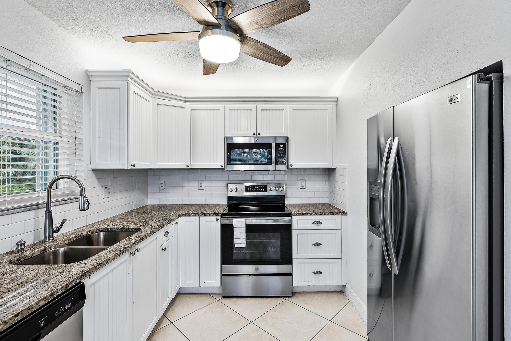 2507 N Ocean Drive Property Photo 45