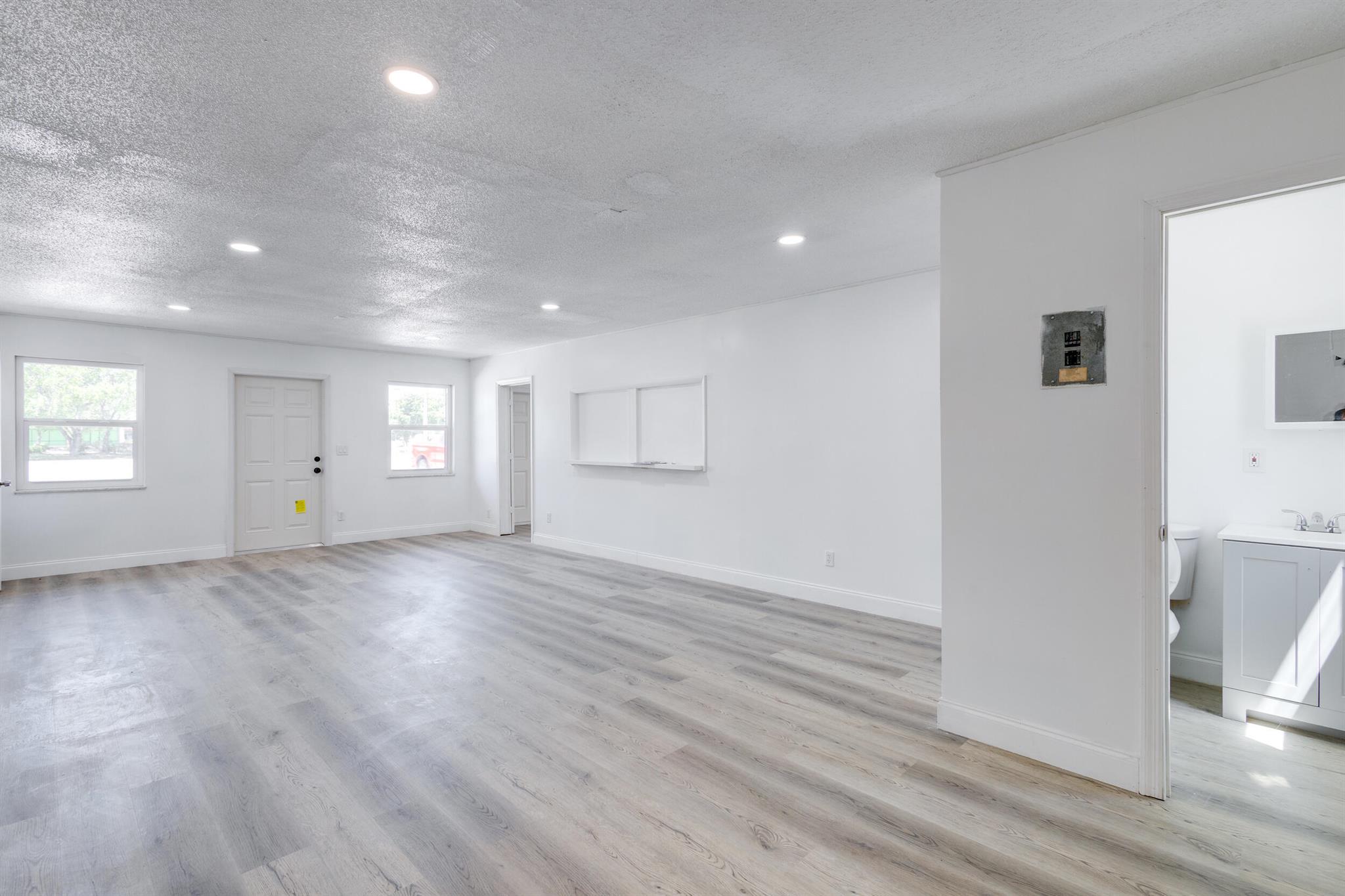 2534 S Military Trail Property Photo 8