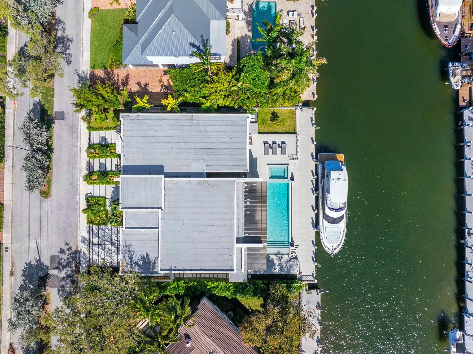 724 Riviera Isle Property Photo 4