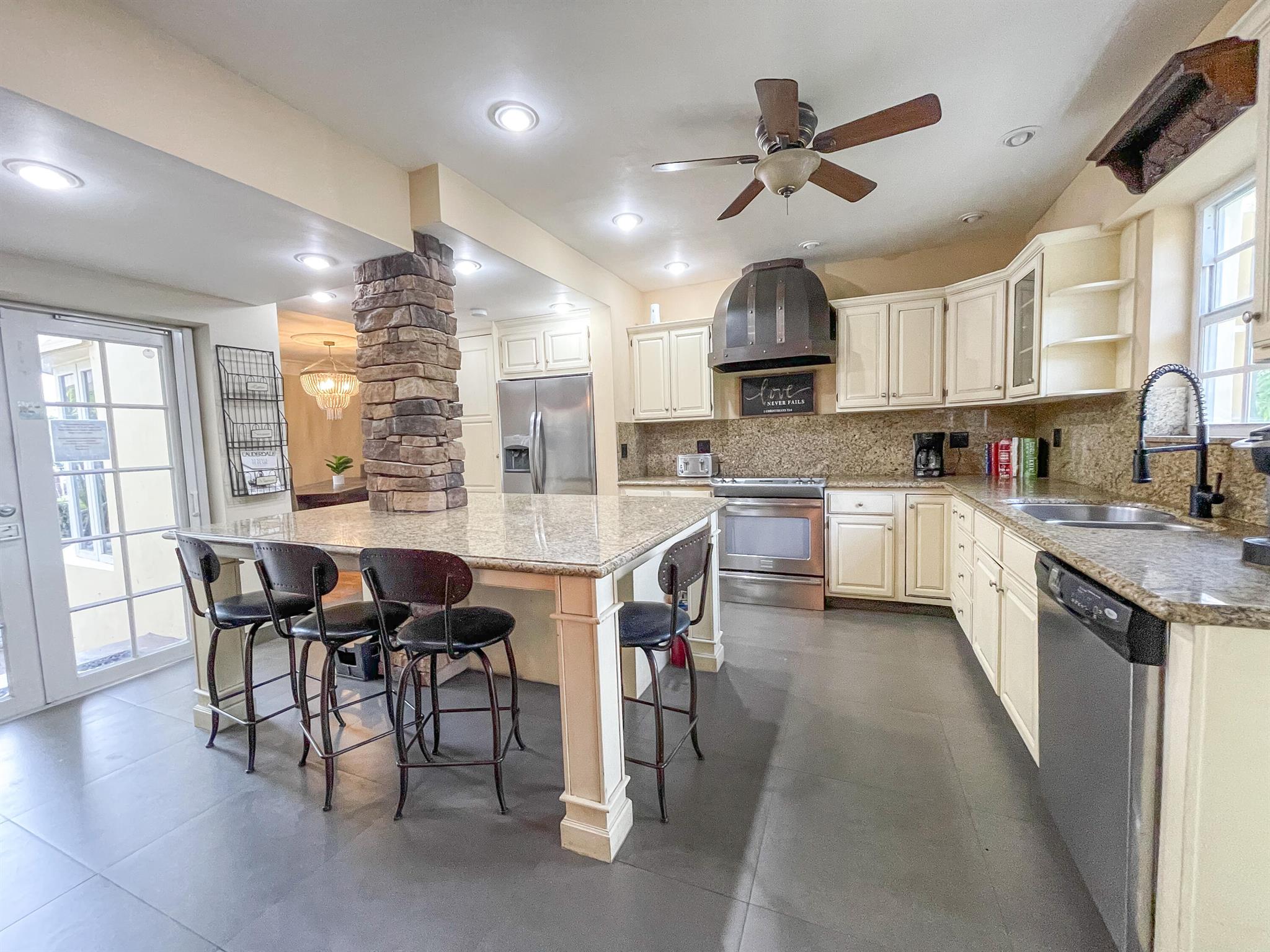 2300 Castilla Isle Isle Property Photo 29