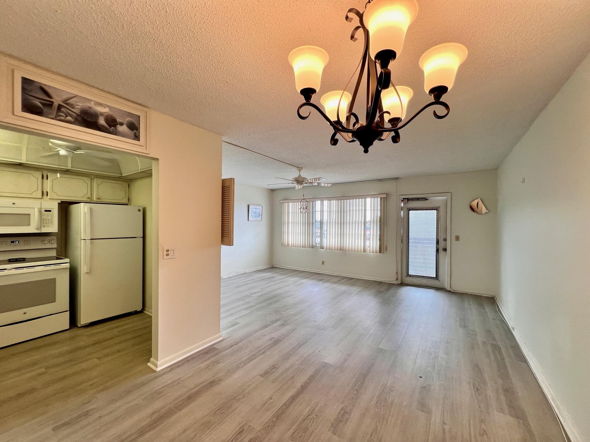 434 Southampton B Property Photo 1