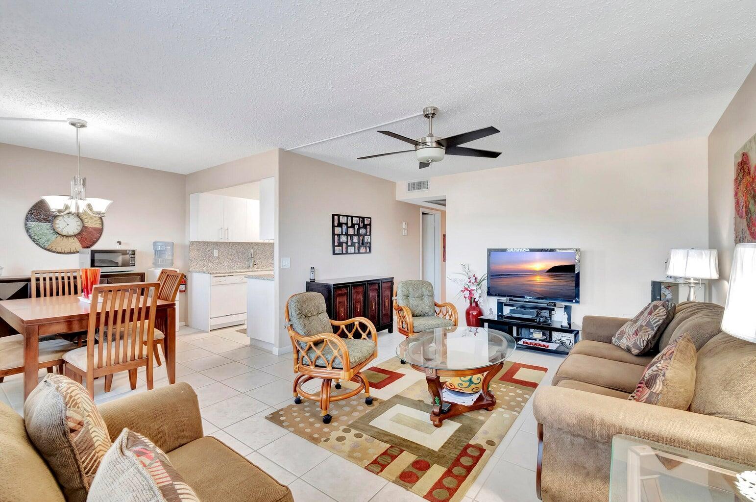4025 Exeter B Property Photo 1