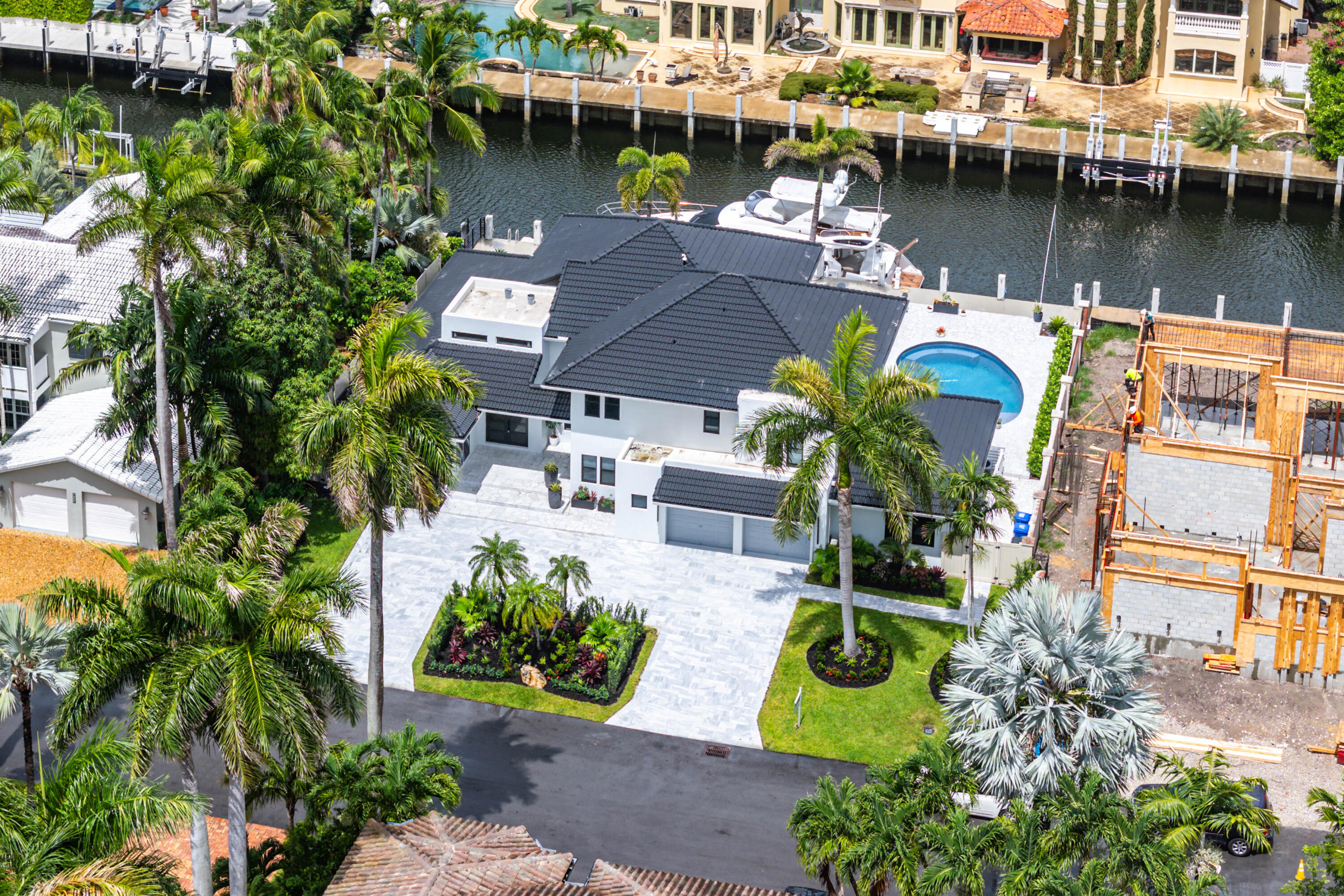 425 Coral Way Property Photo 3