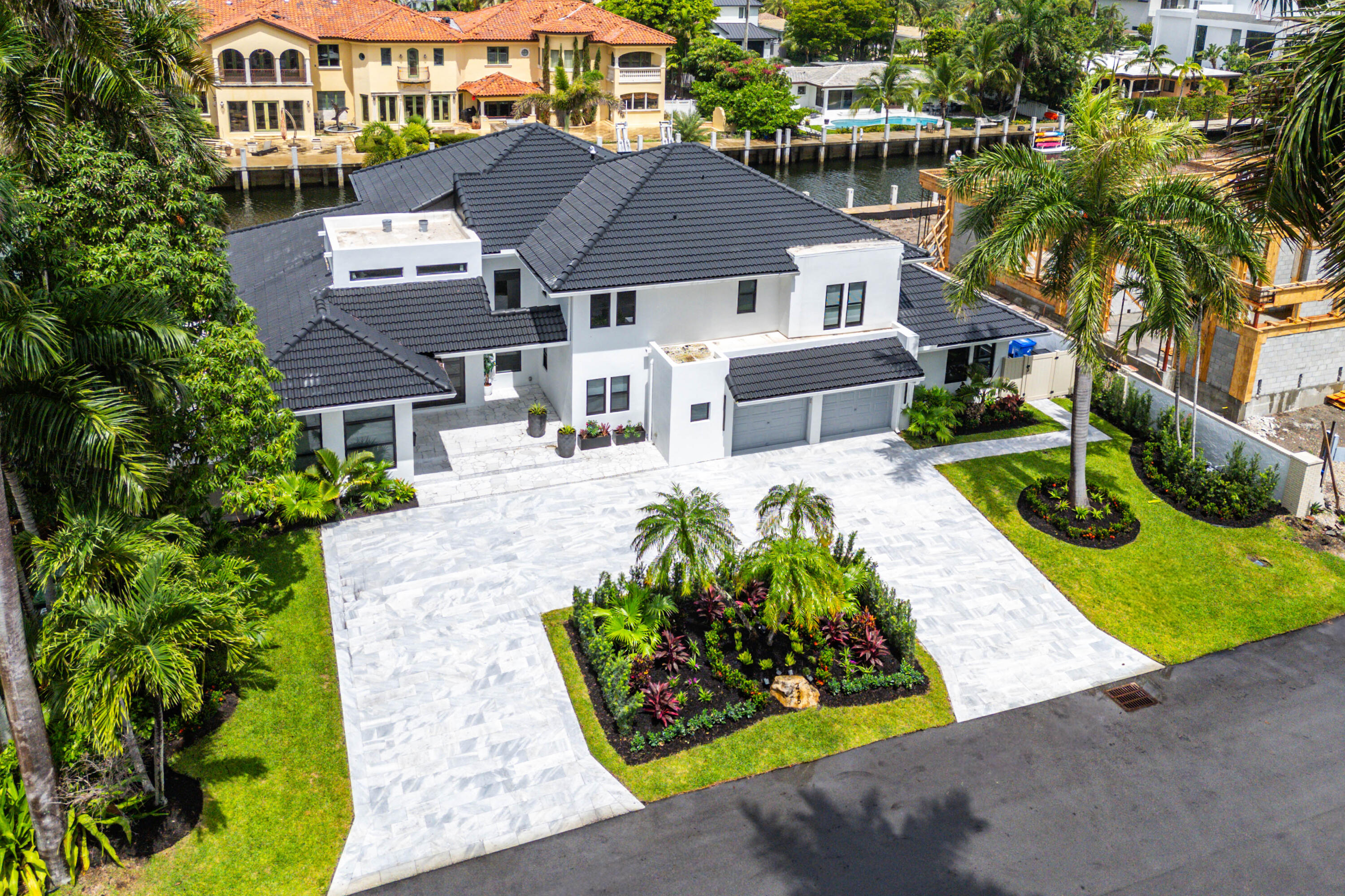 425 Coral Way Property Photo 4