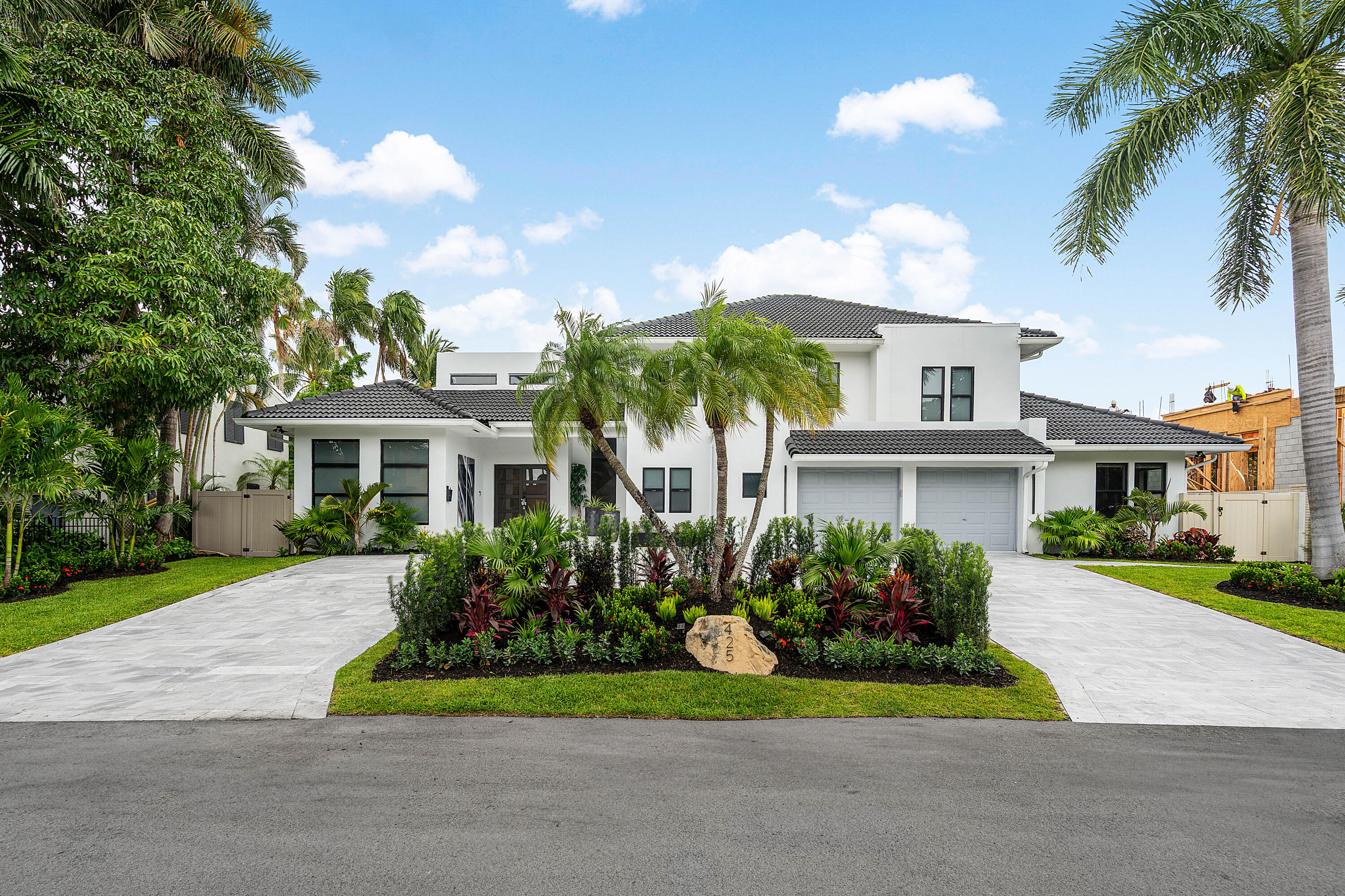 425 Coral Way Property Photo 5
