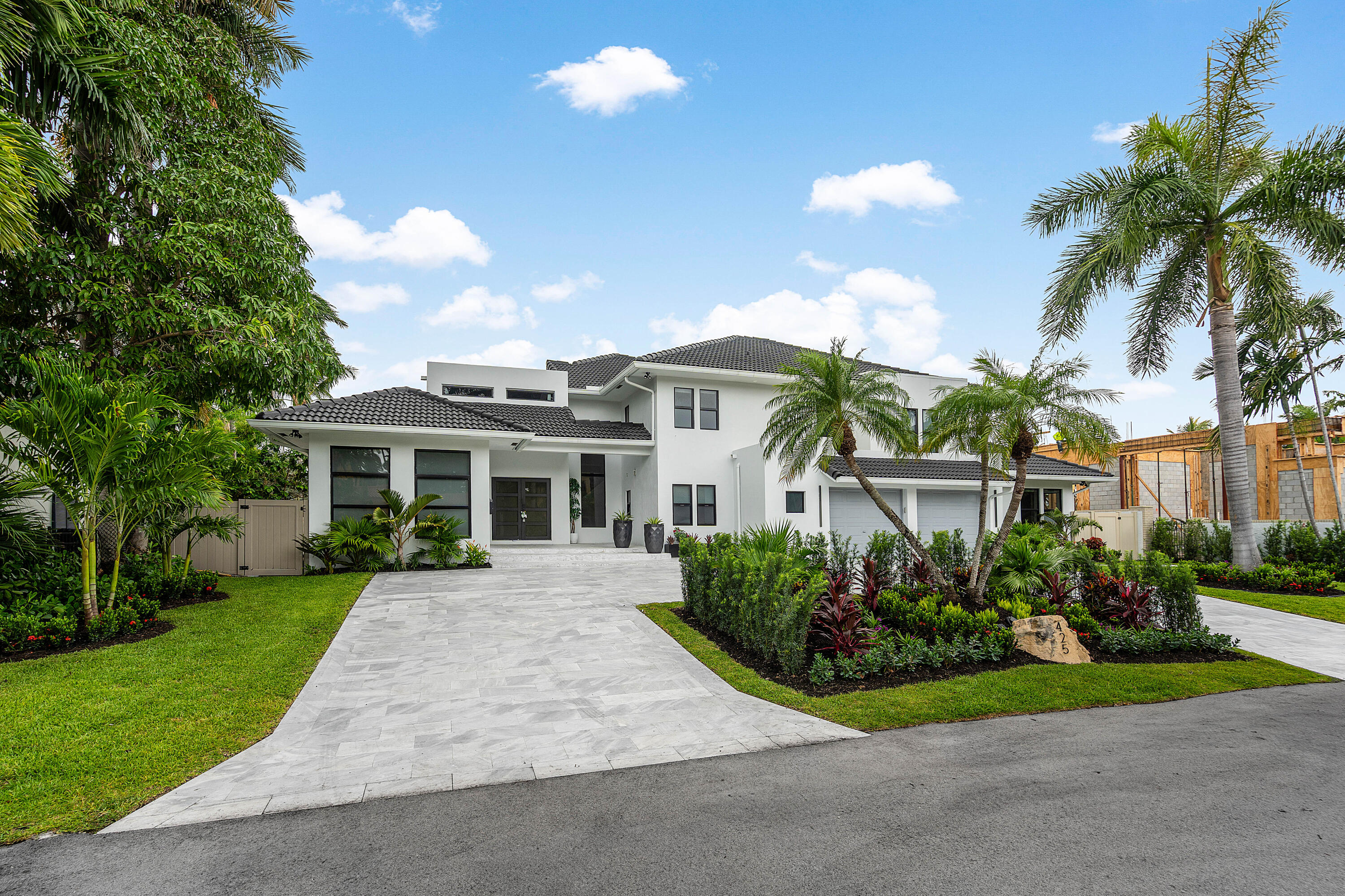 425 Coral Way Property Photo 6