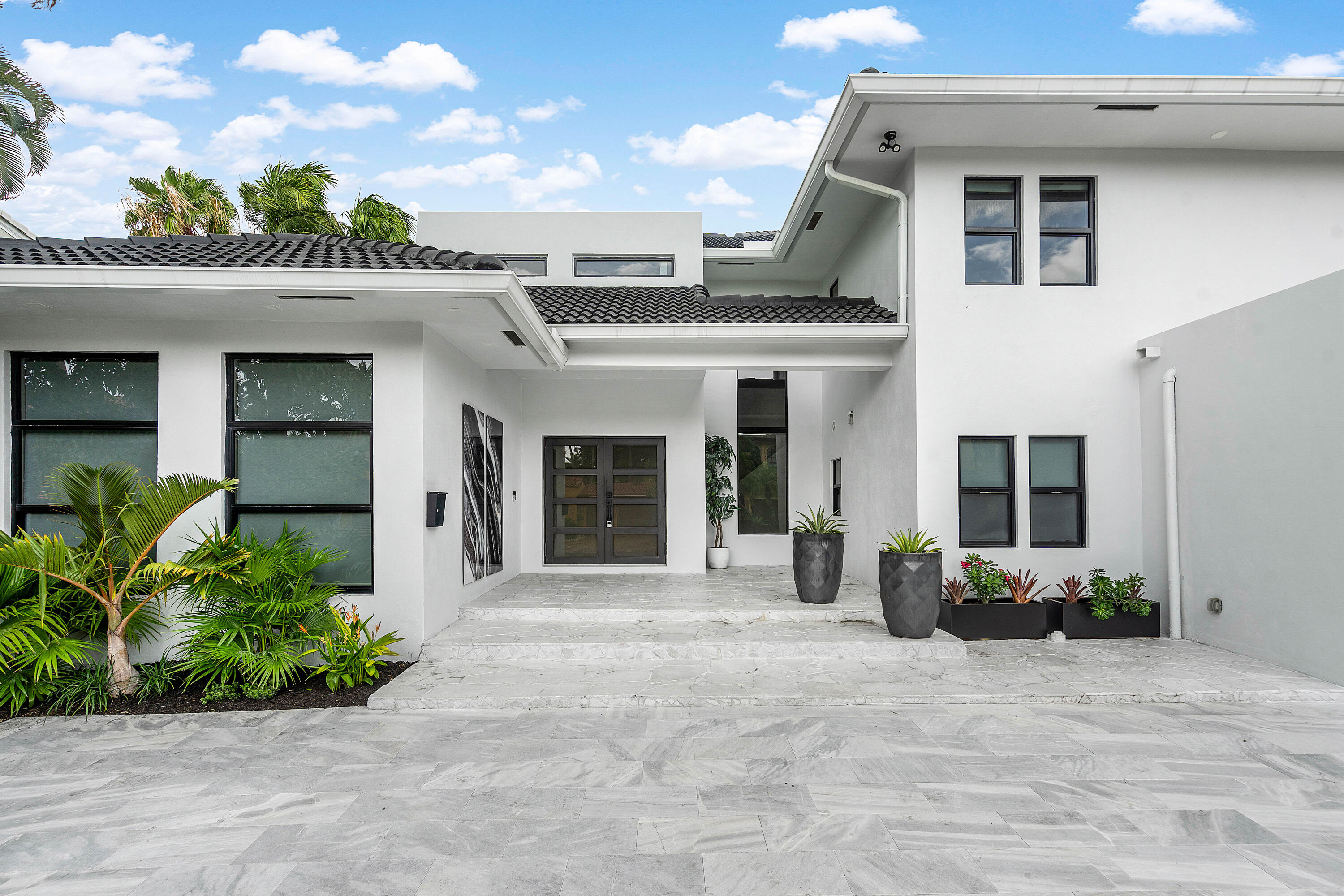 425 Coral Way Property Photo 7