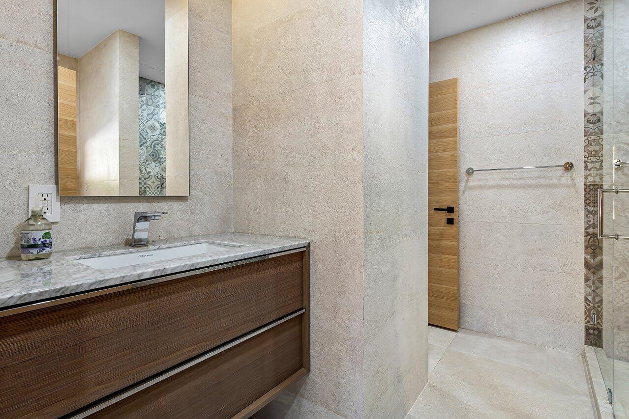 425 Coral Way Property Photo 37