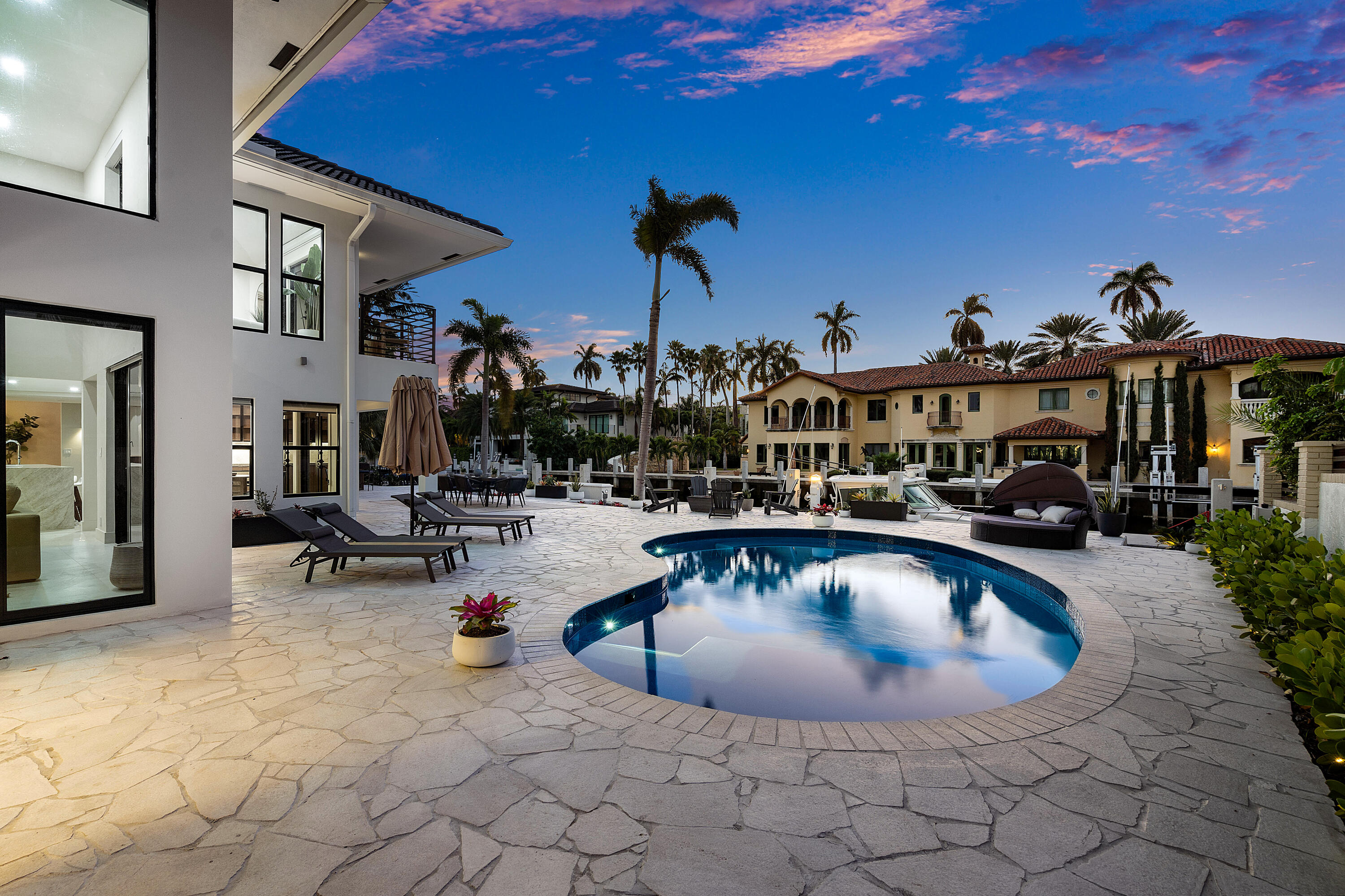 425 Coral Way Property Photo 60