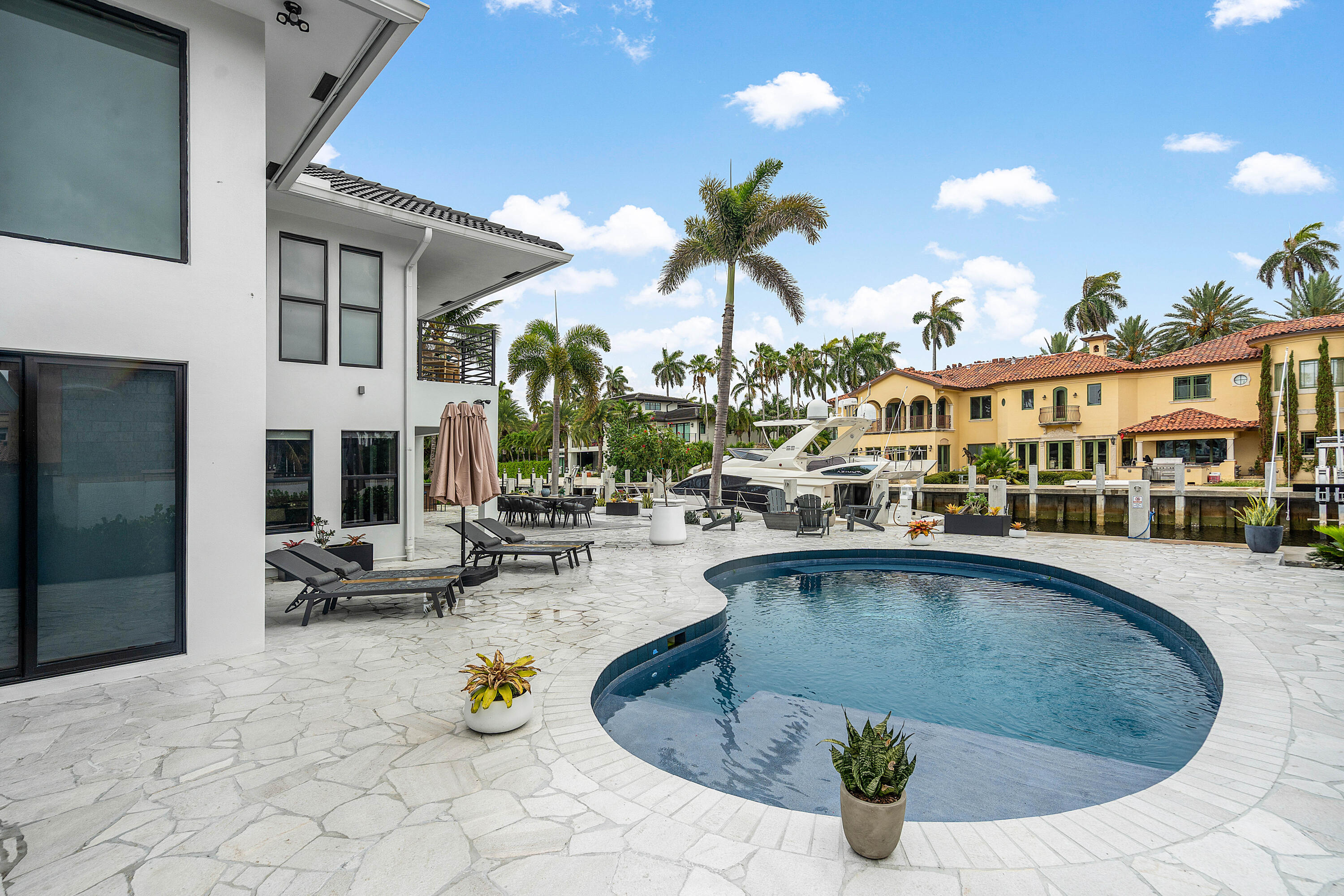 425 Coral Way Property Photo 68