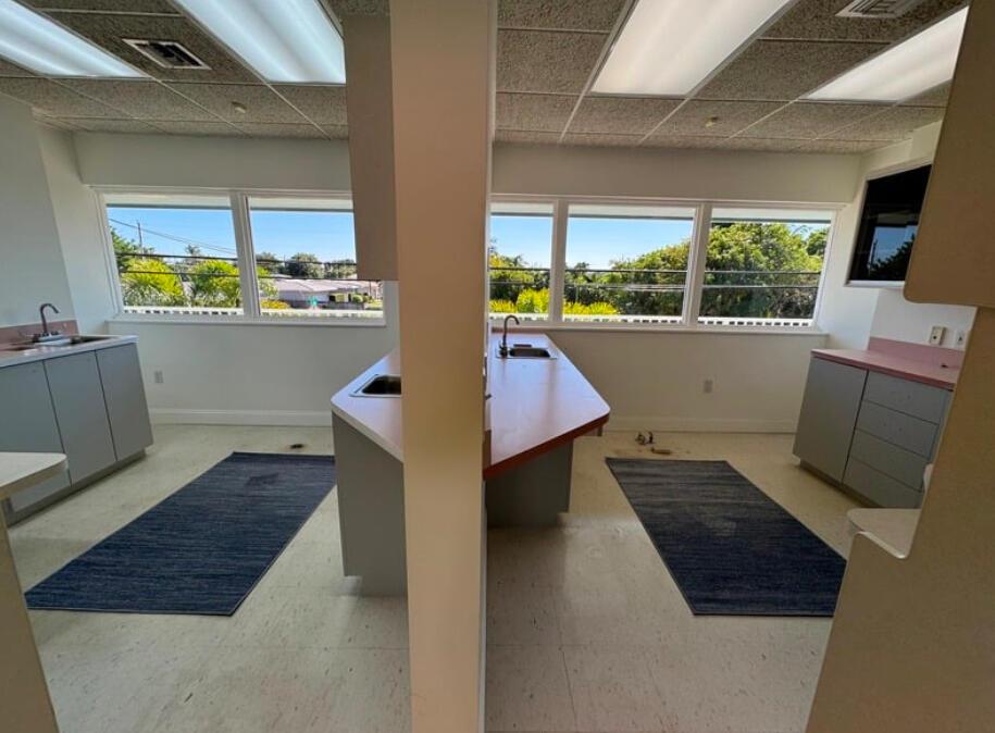 1825 Ne 45th Street Suite C Property Photo 4