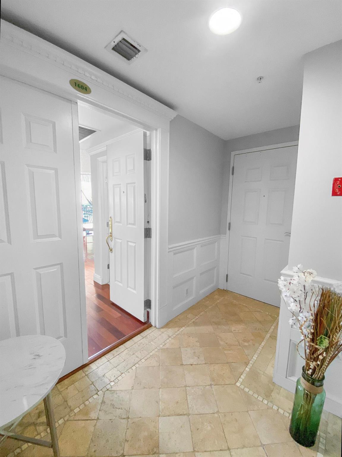 100 S Birch Road 1604e Property Photo 18