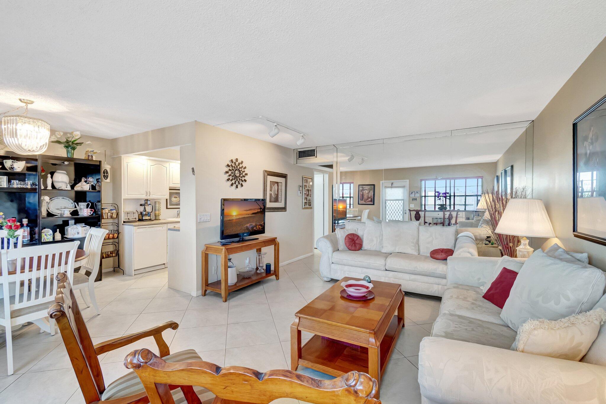 4042 Exeter C Property Photo 1