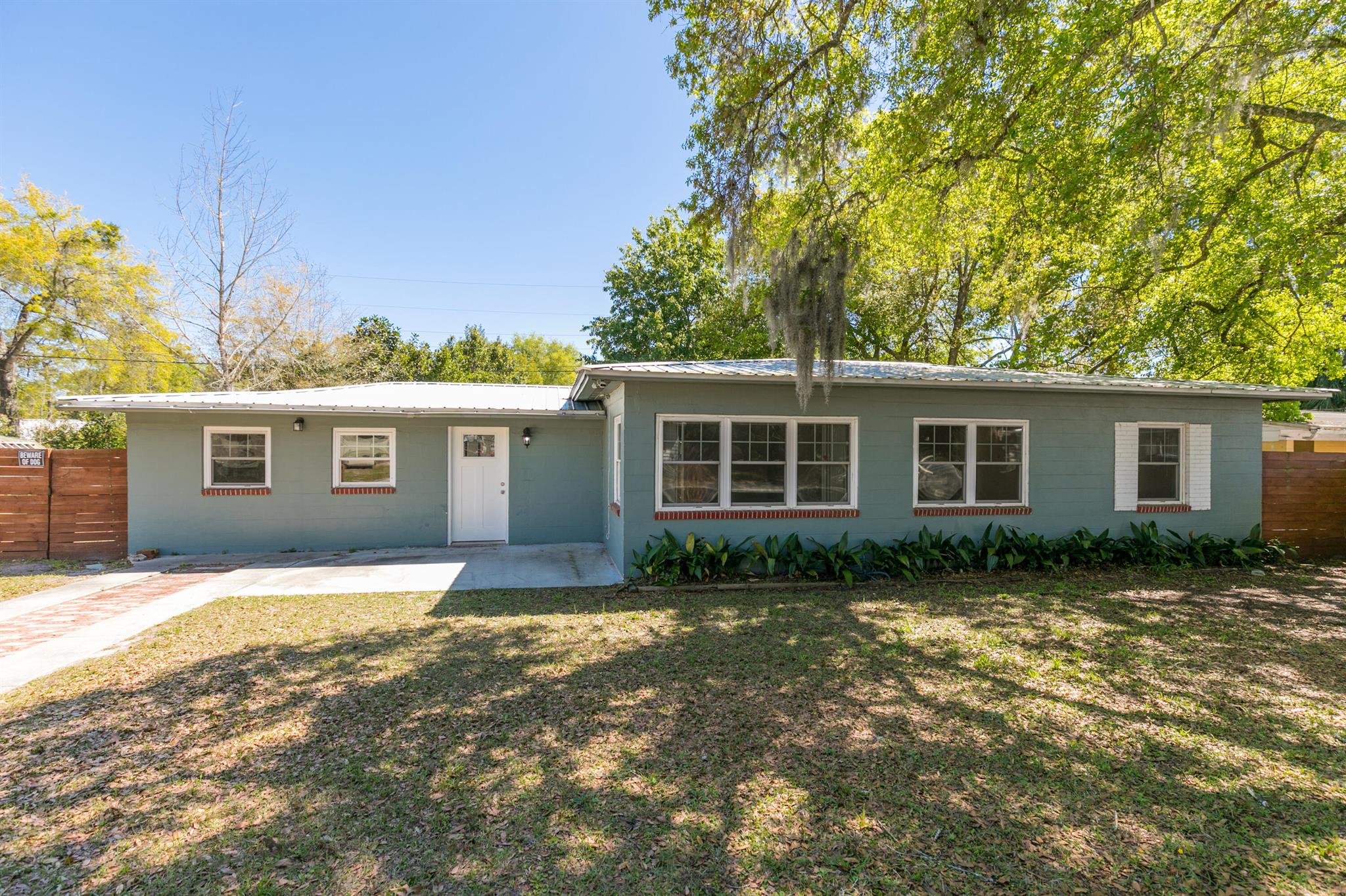 105 W Oak Hill Drive Property Photo 1
