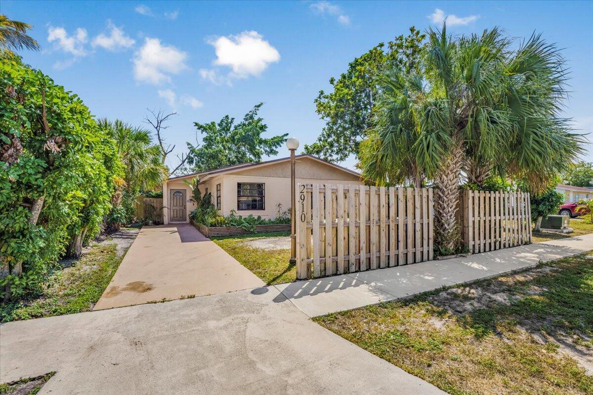 2910 Sw 11th Street Property Photo 1