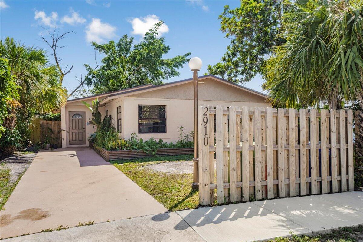 2910 Sw 11th Street Property Photo 2