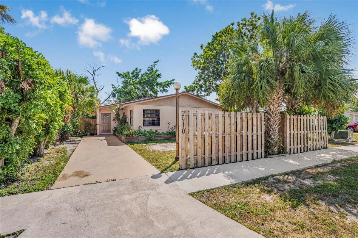 2910 Sw 11th Street Property Photo 3