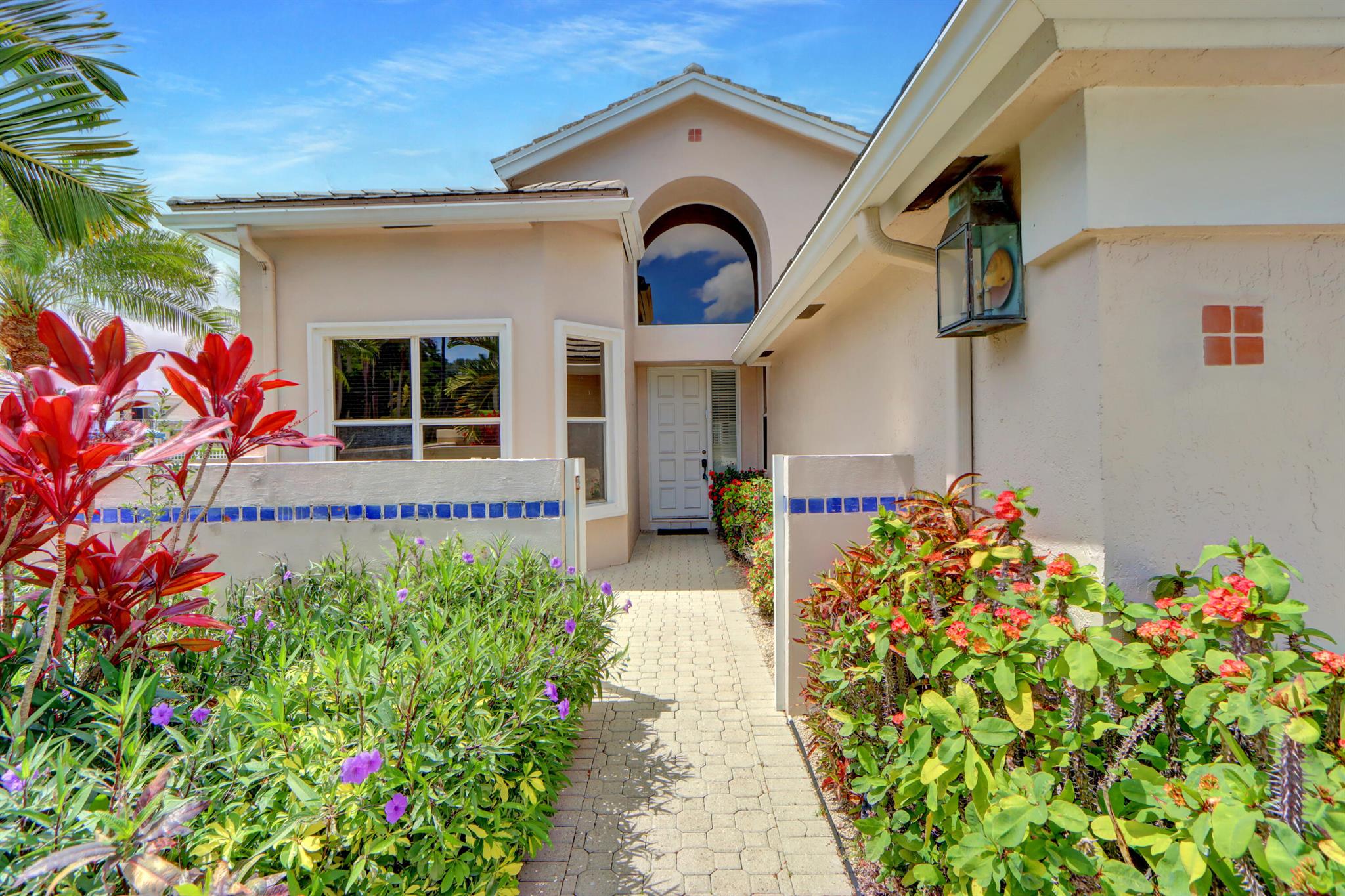 8013 Travlers Tree Drive Property Photo 3