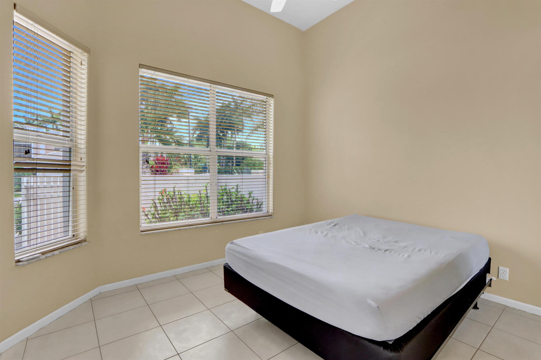 8013 Travlers Tree Drive Property Photo 16