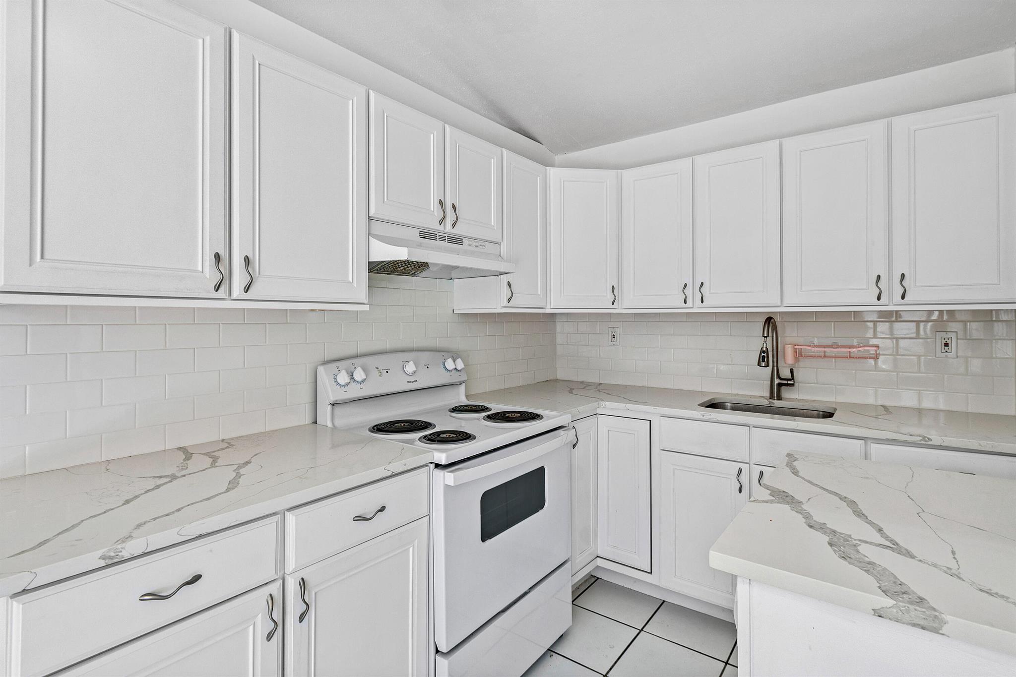 624 Allen Avenue D Property Photo 5
