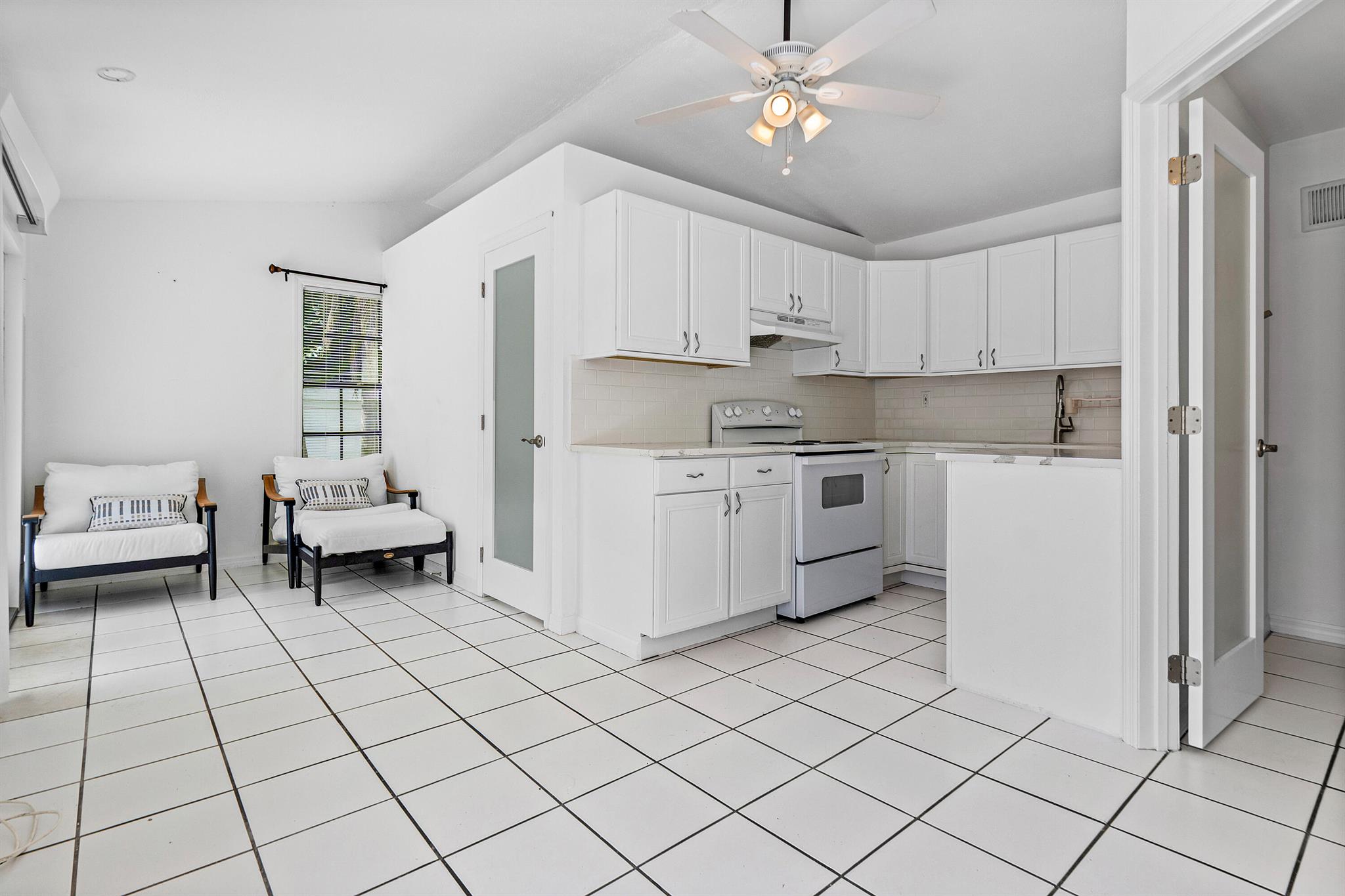 624 Allen Avenue D Property Photo 6