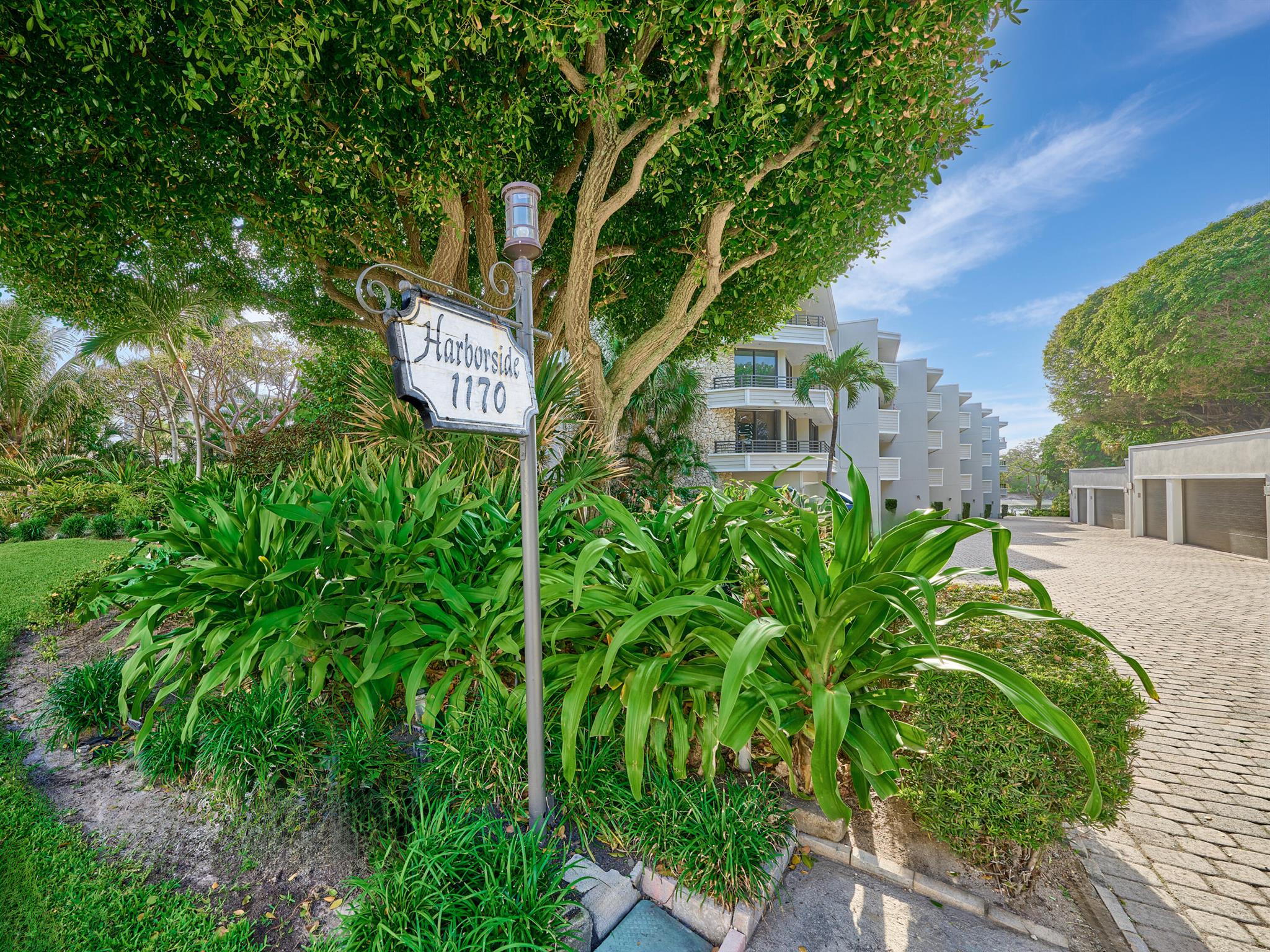 1170 Hillsboro Mile 106 Property Photo 2