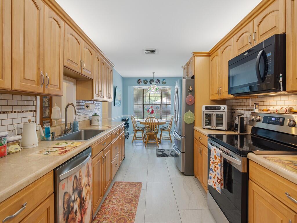 437 Thomas Street Property Photo 12