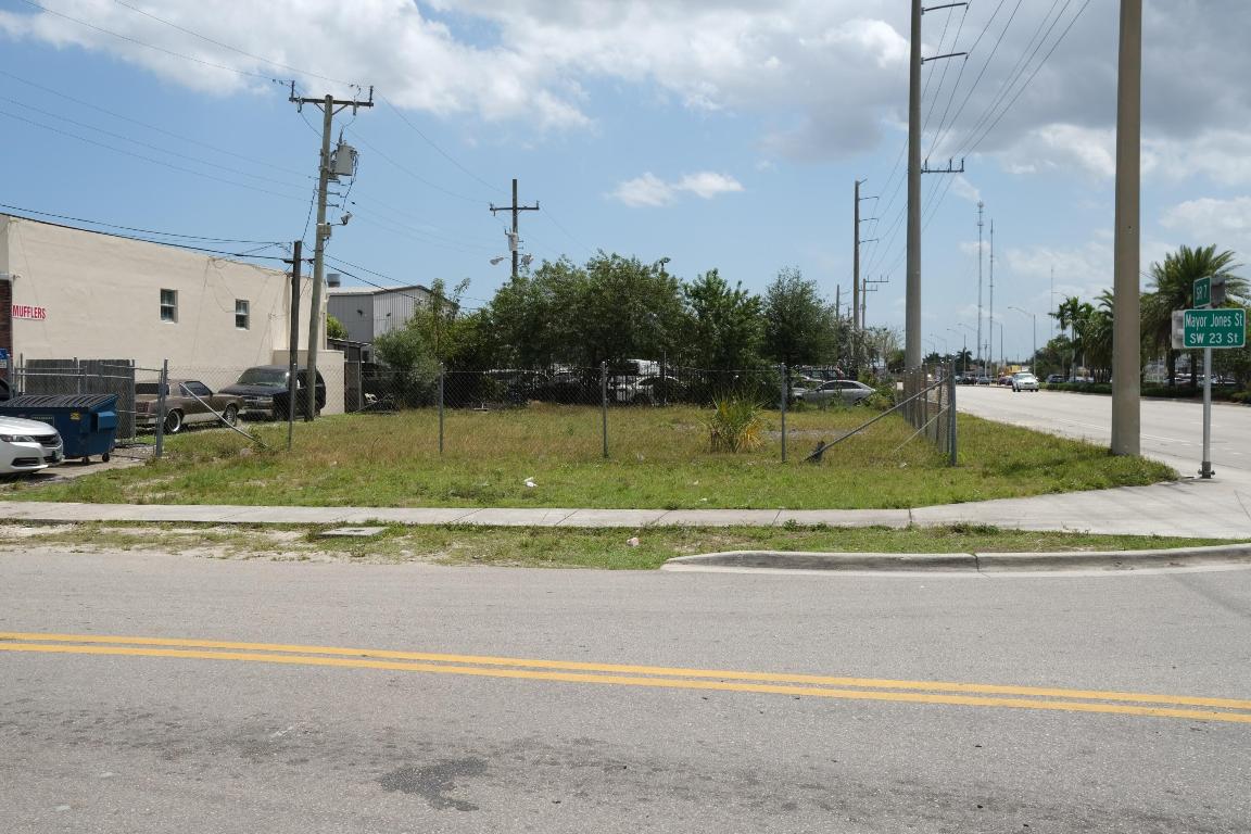 2301 S State 7 Road Property Photo 5