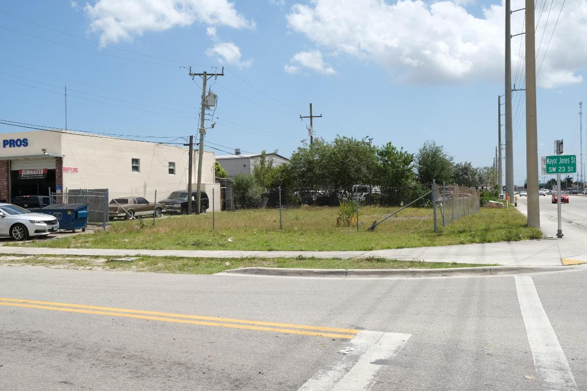 2301 S State 7 Road Property Photo 6