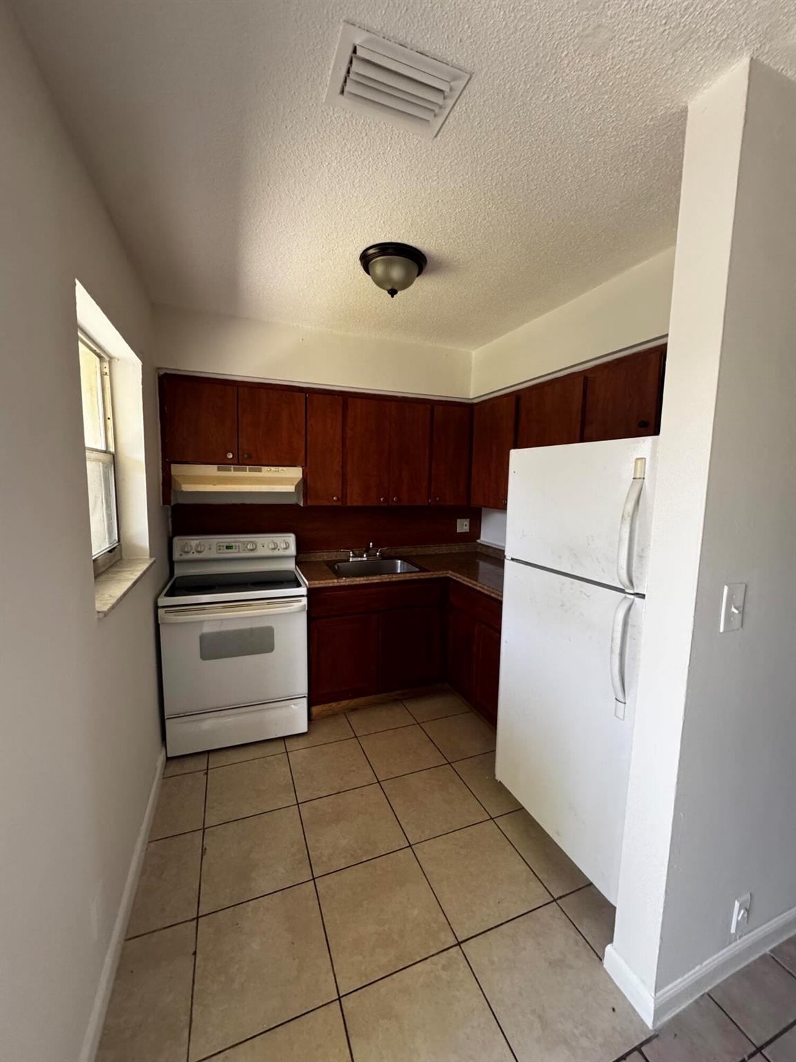 704 SW 16th Avenue 3 Property Photo 1