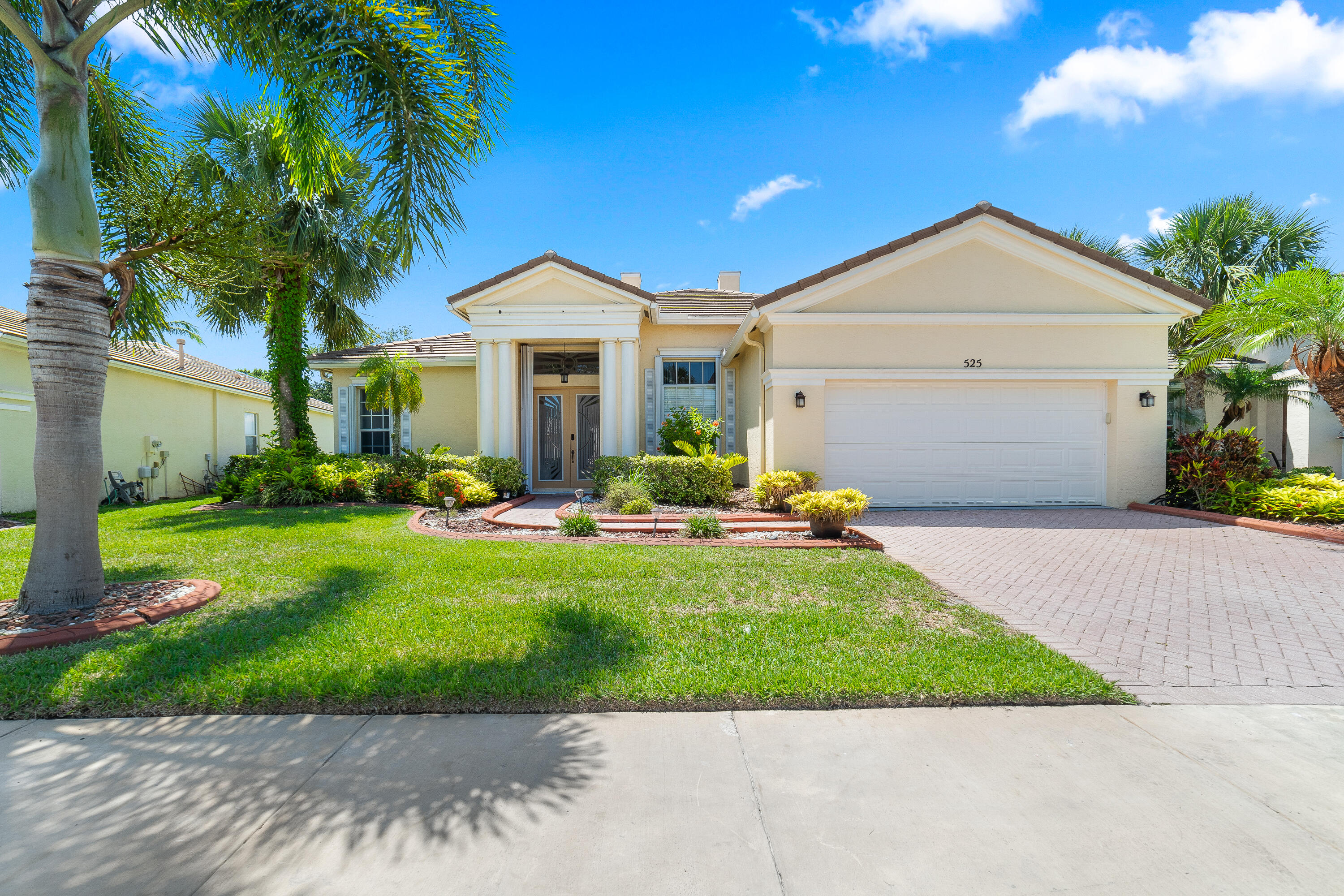 525 Sw Lake Manatee Way Property Photo 1