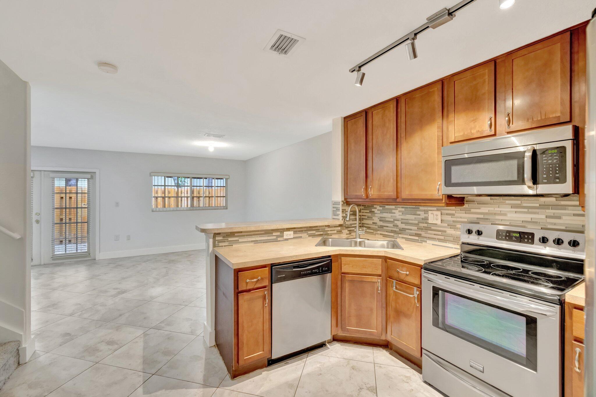 3055 Riverside Drive 3 Property Photo 6