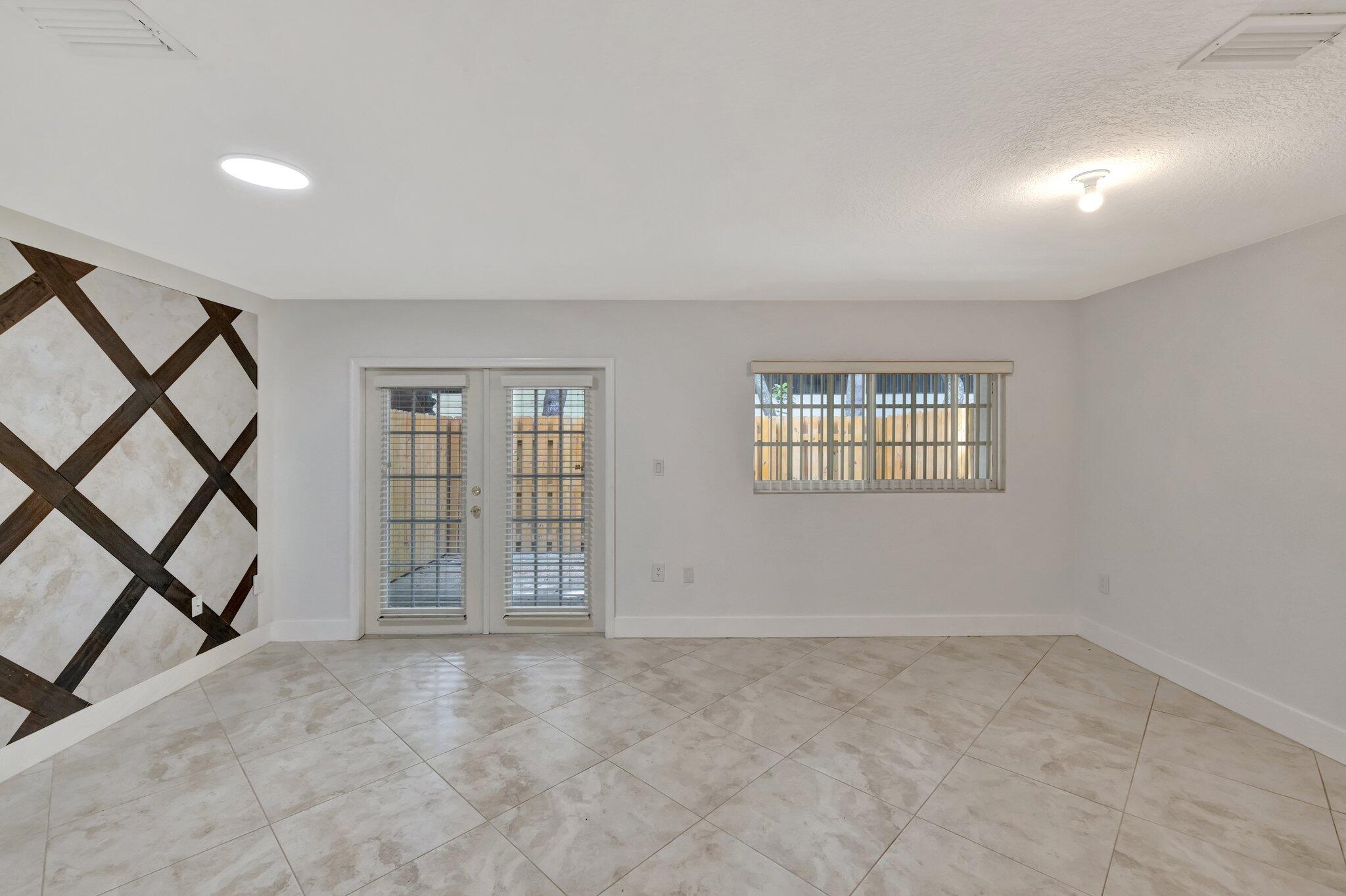 3055 Riverside Drive 3 Property Photo 21