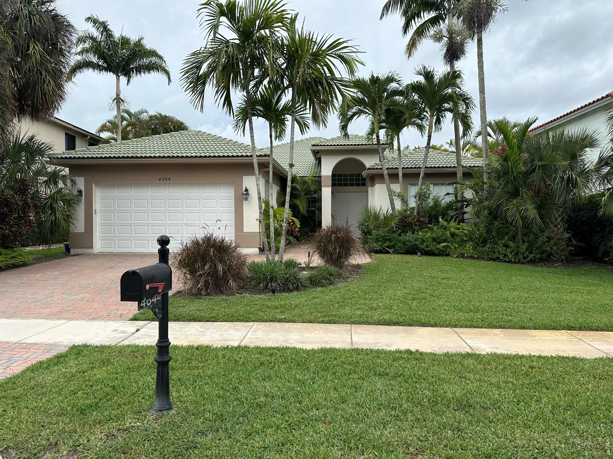 4644 Windward Cove Lane N Property Photo 2