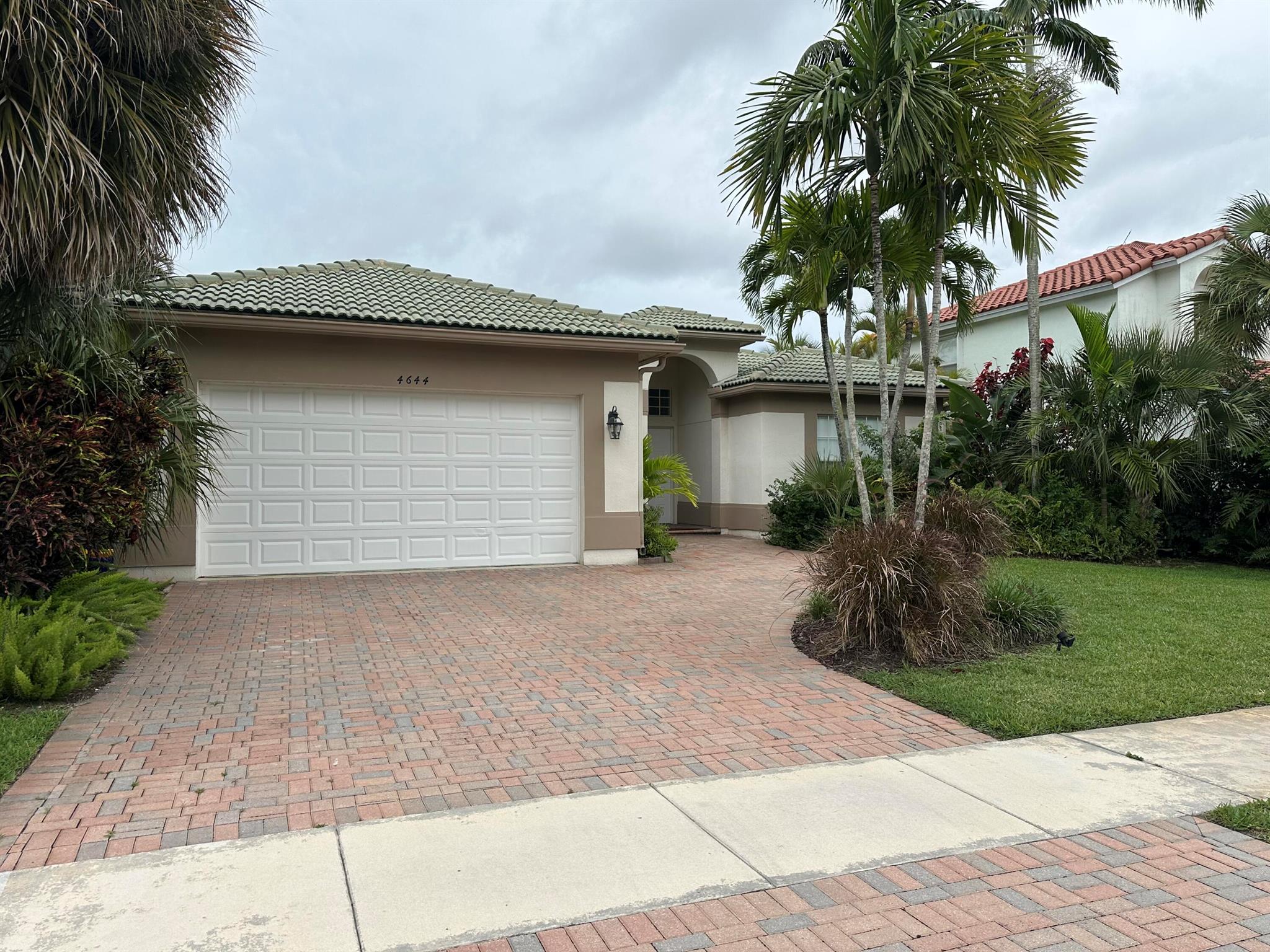 4644 Windward Cove Lane N Property Photo 3