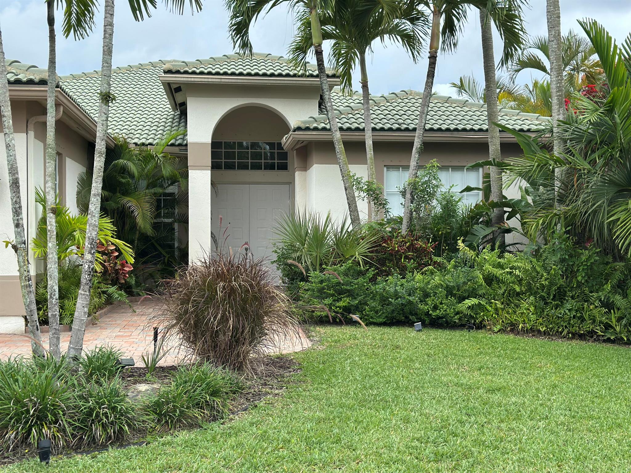 4644 Windward Cove Lane N Property Photo 4