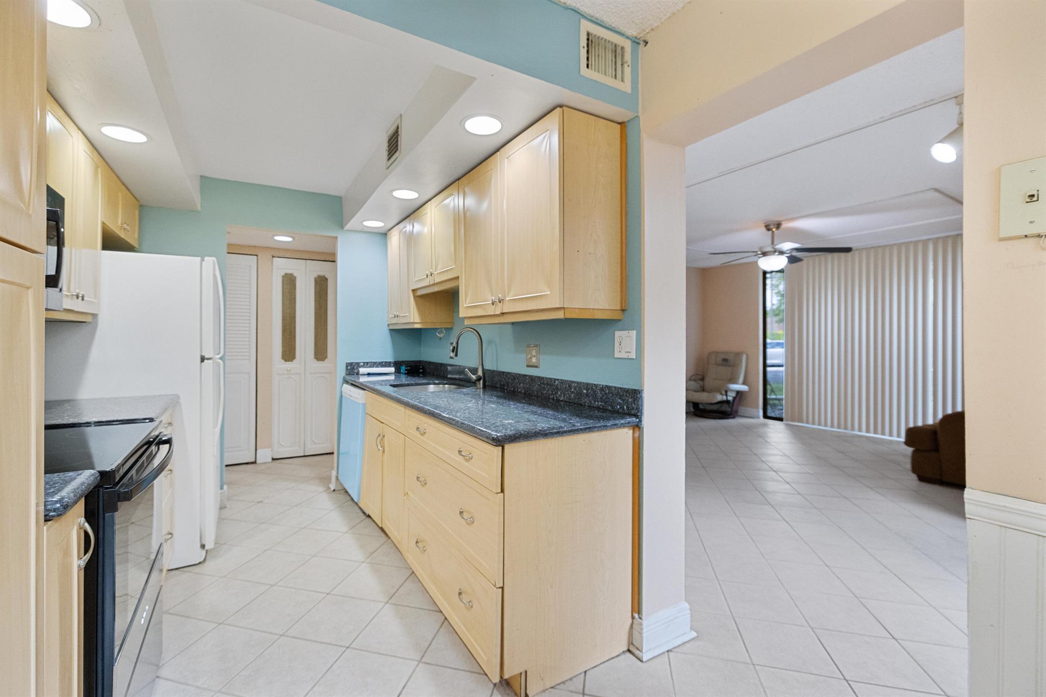6190 Woodlands Boulevard 111 Property Photo 3