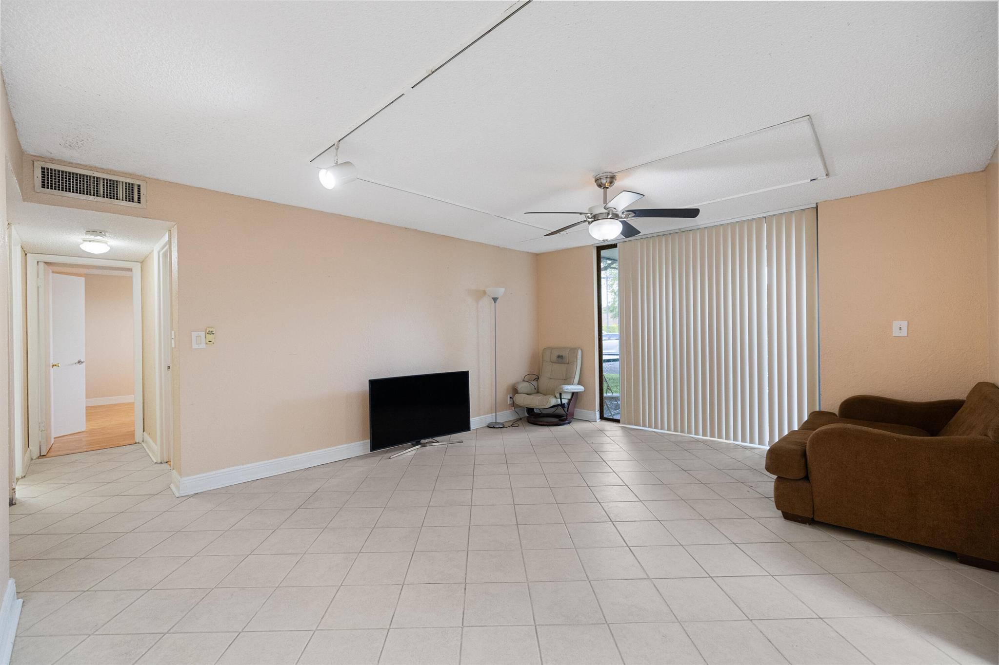 6190 Woodlands Boulevard 111 Property Photo 4